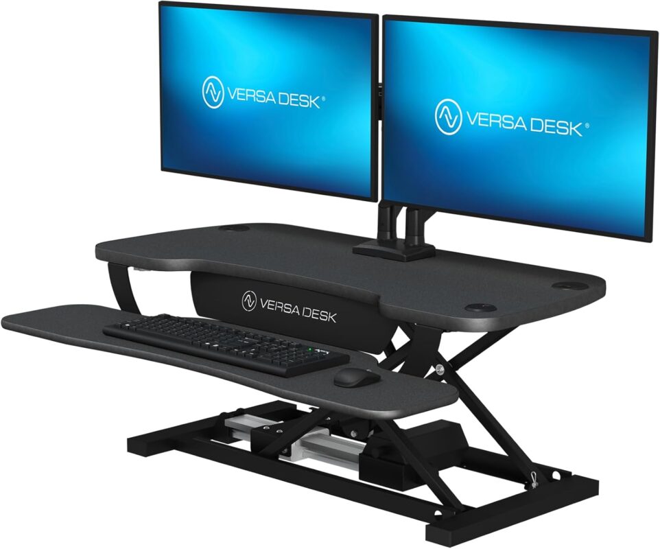 VERSADESK PowerPro™ Elektrischer Stehtisch-Konverter, höhenverstellbar, Sitz- und Stehpult-Erhöhung, Laptop- und Dual-Monitor-Desktop-Arbeitsplatz mit breiter Tastaturablage und USB-Anschluss, Schwarz