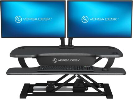 VERSADESK PowerPro™ Elektrischer Stehtisch-Konverter, höhenverstellbar, Sitz- und Stehpult-Erhöhung, Laptop- und Dual-Monitor-Desktop-Arbeitsplatz mit breiter Tastaturablage und USB-Anschluss, Schwarz