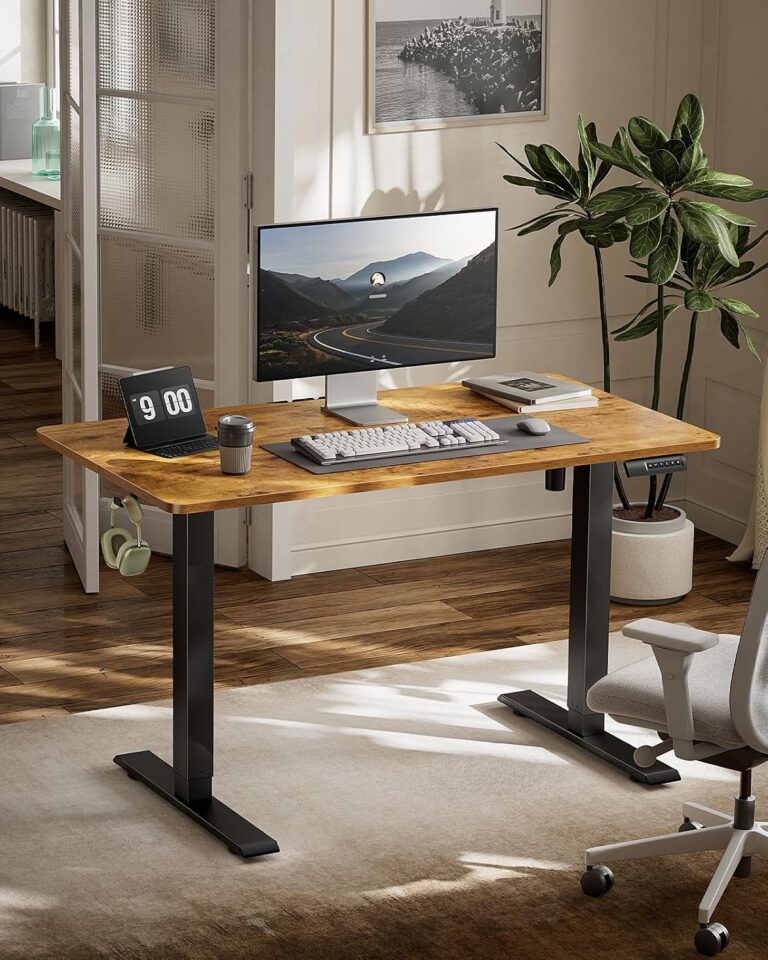 Marsail Elektrischer Stehpult, höhenverstellbar, Heimbüro, Schreibtisch, groß, 140 x 61 cm, Sitz-Steh-Computertisch, mit 4 Speichervoreinstellungen, Kopfhörerhaken, Kabel-Organizer, rustikales Braun